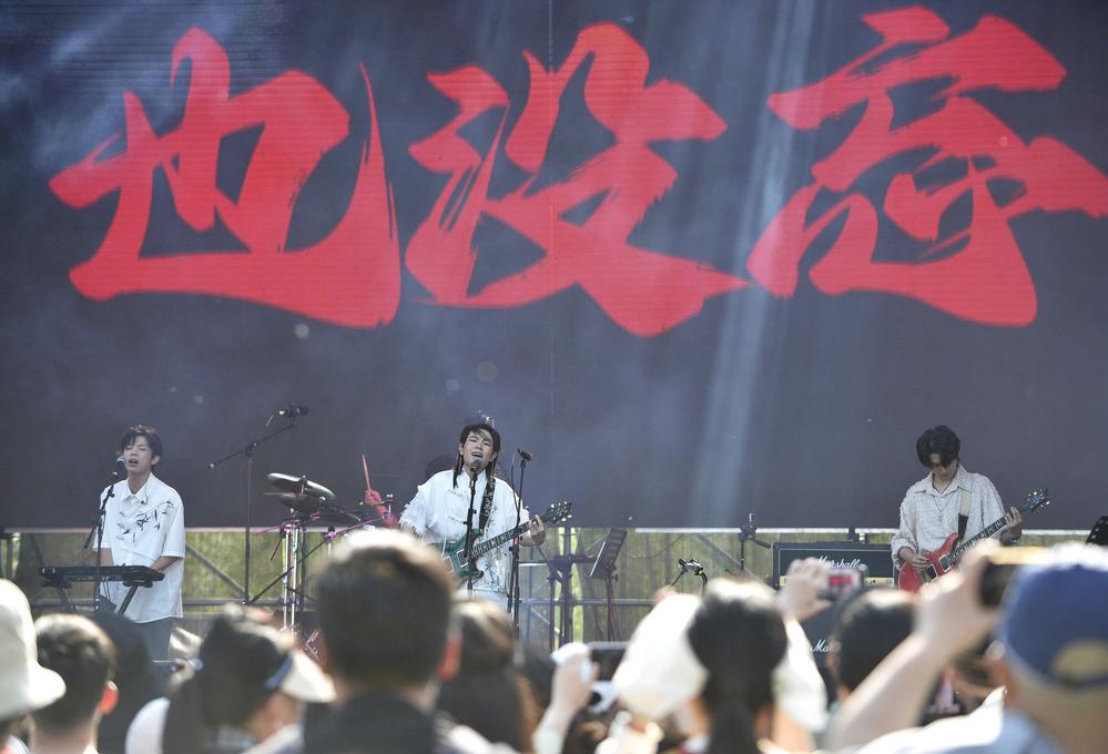 [사진] 베이징, 열정적인 공연 펼치는 밴드